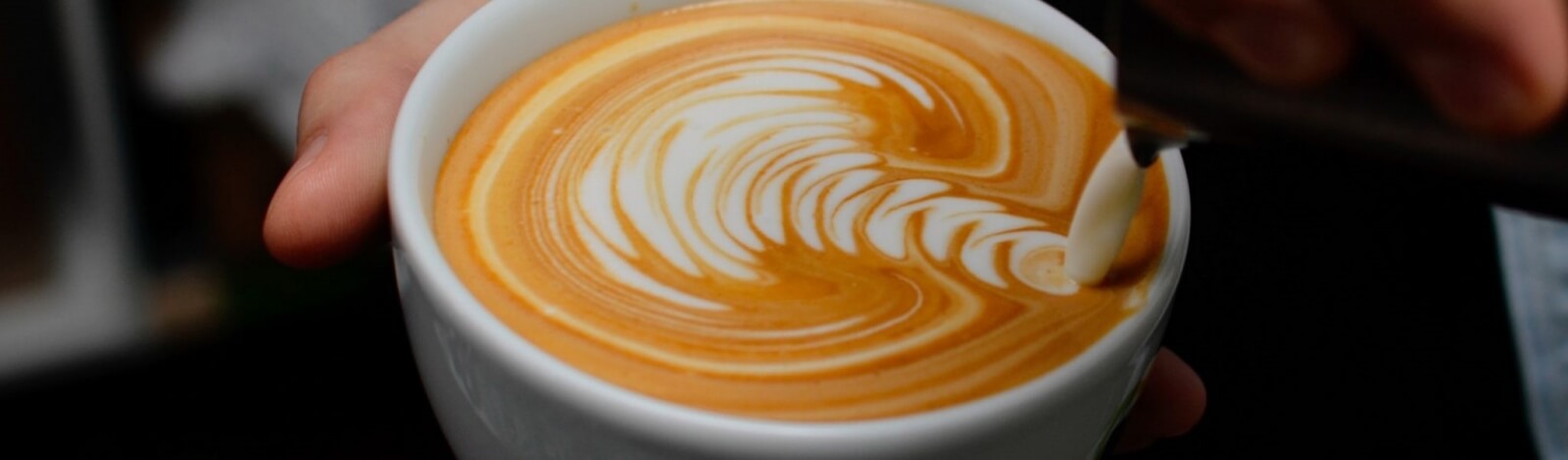 Hogyan habosíthatják a baristák a tejet a specialty kávéhoz gőz használata nélkül?